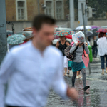 Megkergette a járókelőket a zápor, szörfözött a Combino