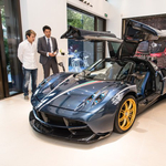 Horatio Pagani tudja mi kell a gazdag kínaiaknak. Például egy ilyen 4 millió eurós Huayra