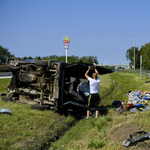 Fotó: 8 ember ült az M1-esen felborult kisbuszban