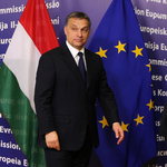 Kiderült, Orbán mit tett az egyik és a másik dobozba Barrosónak