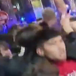 Videón, ahogyan fiatalok tömegei csapatják az utcán Liverpoolban a korai kocsmazárás után
