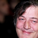 Tóváros polgármestere lesz a vicces arcú Stephen Fry