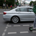 Praktikus a városi e-rollerezés, de tisztában kell lenni a veszélyeivel