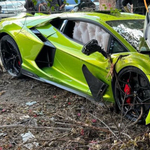 Átadás előtt tankolni vitték a vadonatúj Lamborghinit, roncshalmaz lett belőle