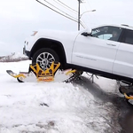 Ezzel a felcsatolható lánctalppal nincs akadály egy Jeep előtt – videó