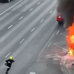 Hatalmas lángokkal égett egy kocsi a Váci úton, miután villanyoszlopnak hajtott – videó