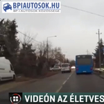 A megállóban lévő buszt próbáltak zebrán előzni, centiken múlt a baleset - videó