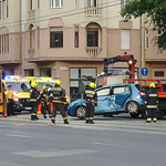 Összeütközött egy autó a villamossal a Margit körúton