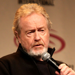 Ridley Scott citromsárga nadrágban flangál Budapesten