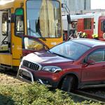 Autó és villamos csattant össze Zuglóban – fotók