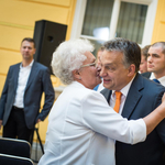 Anyjával közös képet posztolt Orbán Viktor az értékelőről