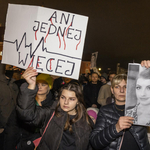 Az abortusztilalom miatt halt meg egy nő, hatalmas tüntetést tartottak az emlékére Varsóban