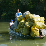 Soha ennyien nem készültek még tutajt építeni, hogy szemetet halásszanak a Tisza-tavon