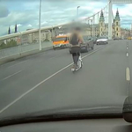 „Menjen már le az útról!” – rolleresnek kiabáltak az autósok az Erzsébet hídon