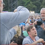 Lánykérést vettek videóra a zenei fesztivál forgatagában