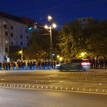 Megindult a forgalom a Margit hídon, a rendőrök nem engedik le a tüntetőket a járdáról