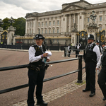 Őrizetbe vettek Londonban egy embert, aki lőszereket dobált a Buckingham-palota kertjébe