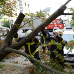 Egy autó a belvárosra: csoportosan menesztik a tűzoltókat?