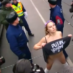 Videó: "Hölgyem, hölgyem" - mondja a magyar rendőr a Budapesten vetkőző Femen-aktivistának