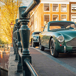 Az elnéptelenedett Amsterdamban pózolt két patinás Aston Martin