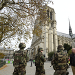 16 "lefejezett" szobrot emeltek le helikopterrel a párizsi Notre Dame-ról