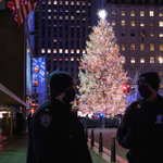 Egyszerre négyen és mindössze öt percig nézhetik Rockefeller Center karácsonyfáját