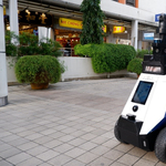 Már tesztelik a szingapúri Robotzsarut, jelenti a szabálytalanságokat