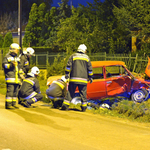 Fotók: a rendőrök elől menekült, fennakadt a kerítésen egy autó