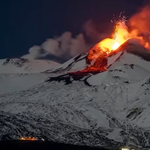 Látványos videó arról, ahogy a havas Etna lávát lövell az ég felé