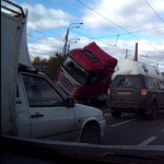 Videó: a kanyarodó kamion az oldalára borulva zuhant a személyautók közé