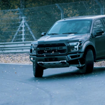 Őrült látvány, ahogy a Nürburgringen driftel a Ford F-150 Raptor – videó