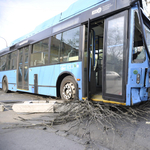 Autókkal ütközött egy BKV-busz, villanyoszlop is dőlt – fotók