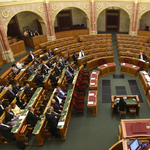 Rétvári magyarázta a kormány bizonyítványát a parlament hétfői ülésnapján