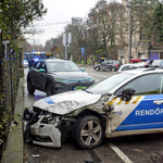 Rendőrautók karamboloztak Budapesten, egy rendőr kórházba került