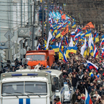 Tízezrek tüntetnek Moszkvában Ukrajna mellett