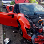 Ezer lóerős Ferrari végzett pusztítást egy angol kisváros parkoló autóiban – videó