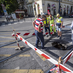 Egy lyuk miatt nem jár harmadik napja villamos a Vámház körúton