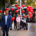 Gyerekek gyűrűjében adott át Szentkirályi Alexandra és Csepel polgármestere egy falfestményt