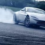 Szépen aláírja az aszfaltot James Bond új Aston Martinja - videó