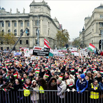 "A fasizmus egy vírus, és a Jobbik a vírusgazda" - tüntetés a Kossuth téren