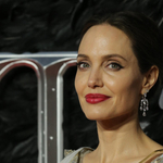 „Mellette volt az a másik nő” – Angelina Jolie felelevenítette, hogy az apja megcsalta az anyját