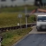 Elfelejtette lehajtani a darut, letarolta a vasúti átjárót egy teherautós Sopronnál – videó