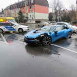 Részegen törte össze ivócimborája BMW i8-asát