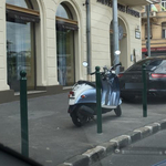 Tucatjával vannak fotók a neten a járdán szabálytalanul parkoló autókról, de tudjuk, mi a szabályos?