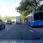 Videó van róla, ahogyan álló BKV-buszba rohant egy autós Budapesten