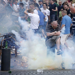 Videó: A stadionban lőtték jelzőrakétával az oroszok az angolokat