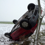 Durva fotók: szinte fennakadt a fán a Renault a 46-oson