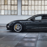 700 lóerő, biturbó V8 és zöld rendszám: itt a Porsche Panamera Turbo S E-Hybrid