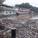 Árad a Tisza, több száz köbméter szemetet hoz magával 