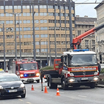 Virágágyásban, a tetejére borulva állt meg egy autó a Keleti pályaudvar előtt – fotók